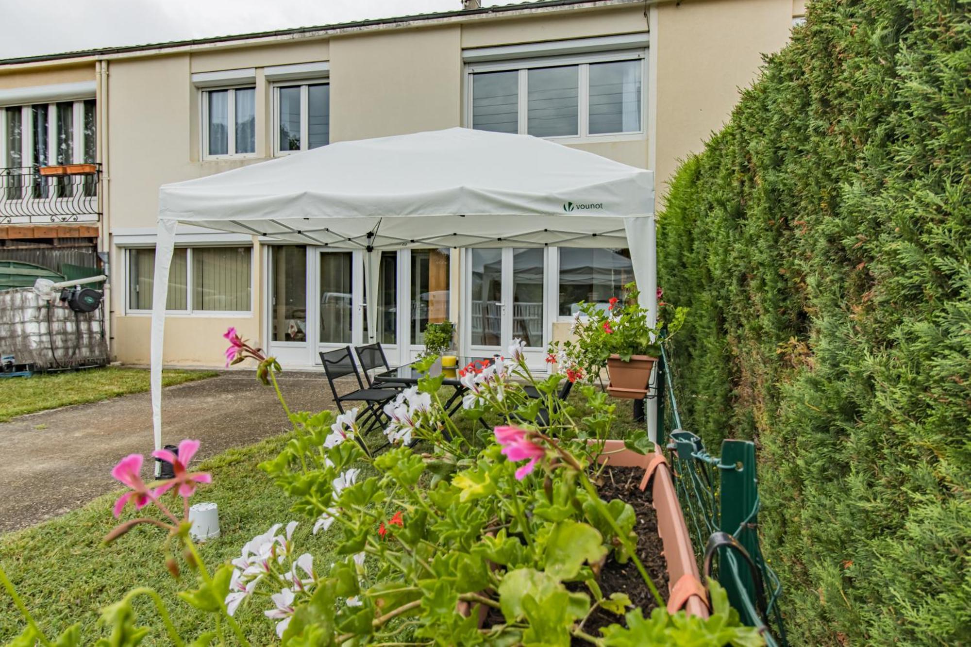 Lumineux, Bien Situe Et Tres Calme + Parking Prive Le Bugue Exterior foto