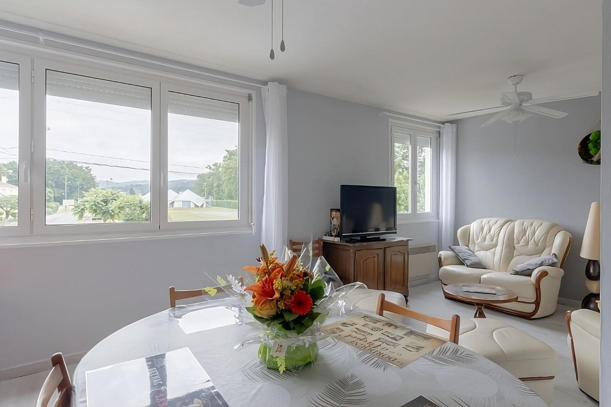 Lumineux, Bien Situe Et Tres Calme + Parking Prive Le Bugue Exterior foto