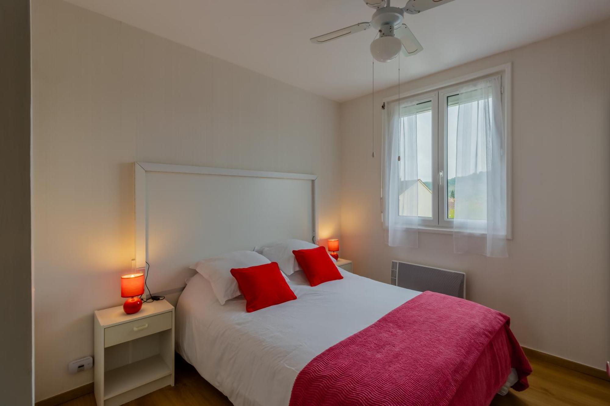 Lumineux, Bien Situe Et Tres Calme + Parking Prive Le Bugue Exterior foto