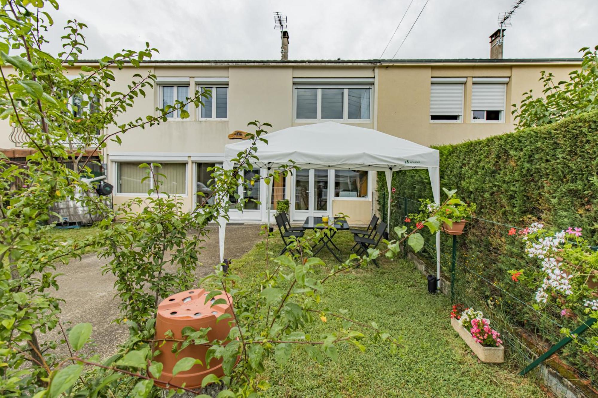 Lumineux, Bien Situe Et Tres Calme + Parking Prive Le Bugue Exterior foto